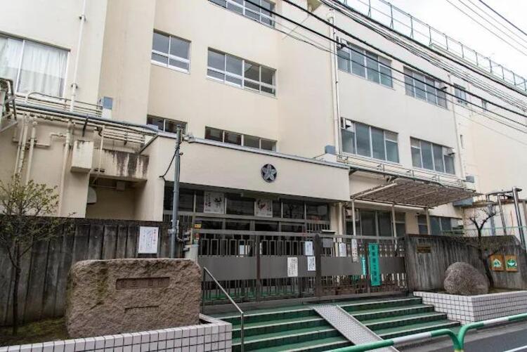 周辺 新宿区立戸山小学校