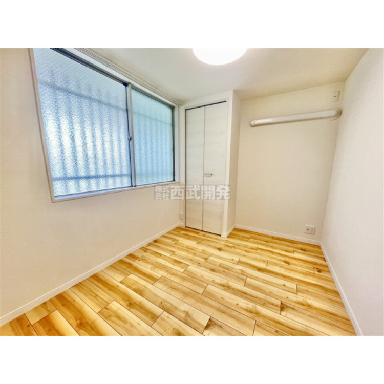 内装 明かり取りの窓が一つあるだけでお部屋の印象がぐっと変わります。