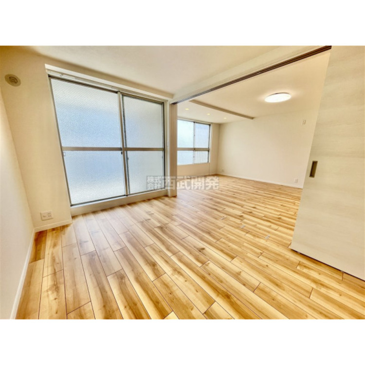 内装 南に面した洋室は日当り・通風ともに良好です。明るい部屋はそれだけで気分が晴れやかになりますね。