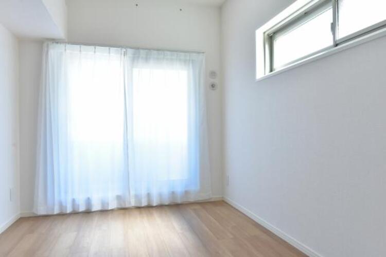 内装 暖かいひだまりを全身で感じ取れる室内。ひかりあふれる空間で子育てをするよろこび。ゆとりある暮らしと心地よい住環境が紡ぐ贅沢な時間をご家族でお過ごしくださいませ。