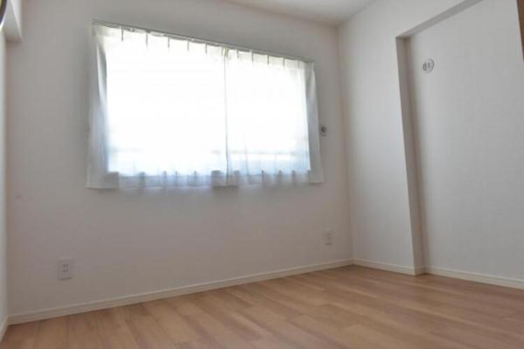 内装 家族個々の安らぎの空間。誰もが好みで飾れるシンプルな室内に仕上げてあります。