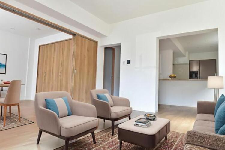 居間 リビング（配置してある家具はCGによるイメージです）光と風があふれる開放的なリビングダイニングには自然と家族みんなが集まってきます。明るく穏やかな空気の中で幸せを感じさせてくれる場所です。