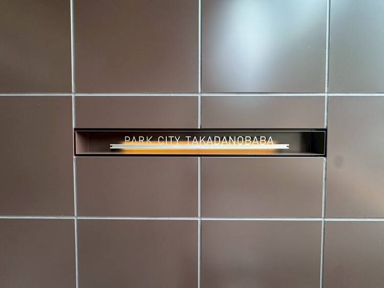 その他 スタイリッシュなエンブレム。お洒落なマンションは入り口から。