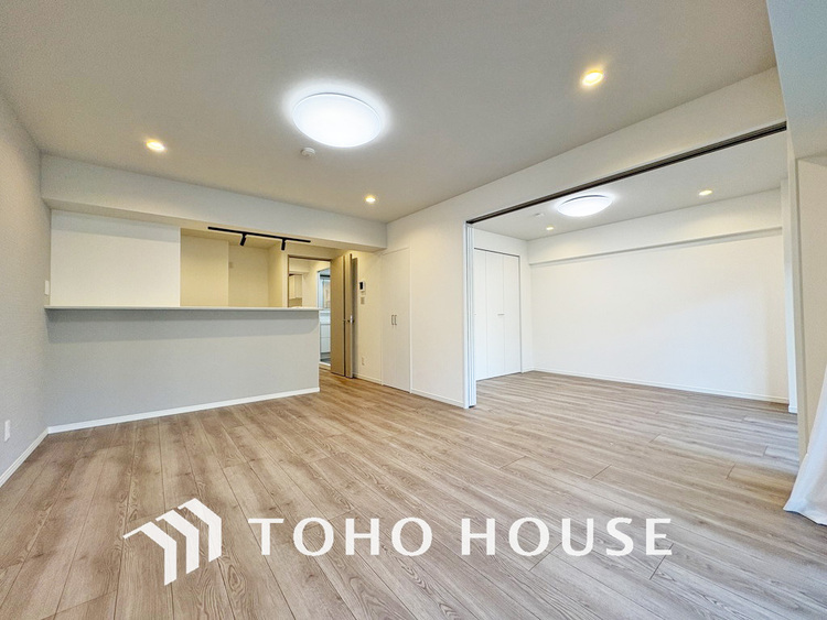 内装 広がりのある住空間、家族が集まるリビング・ダイニング