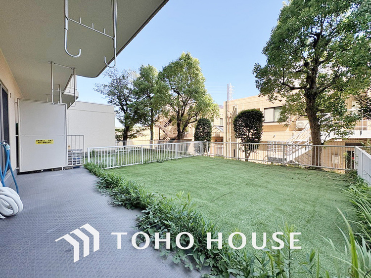 バルコニー 日当たりの良いバルコニーで晴れの日の洗濯物も楽しみになりますね