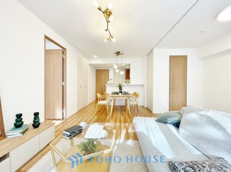 内装 ◆今宵の食卓◆ダウンライトに反射するグラスを眺めながらワインを注ぐ。トクトクと心地いい音をさせながら、フランスの古城を思わせる薫りがたちこめ、とても幸せな時を過ごせる。