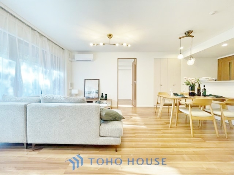 内装 ◆窓を開けると◆冷涼な風、そよぐリビング。だんらんの場所はここから始まり、ここで終わる。家族の笑顔が集う素敵な場所だから、こだわり抜いた思いが詰まっているのだと思う。