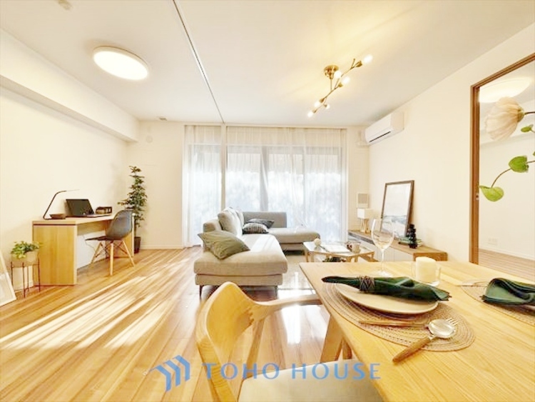 内装 ◆リビングルーム◆そこには目を輝かせ笑顔で見つめてくれる君がいて、「おかえり」の言葉がこだまする。何気ない日々の挨拶は僕にとっては幸せで、同時に君の瞳にも恋している。