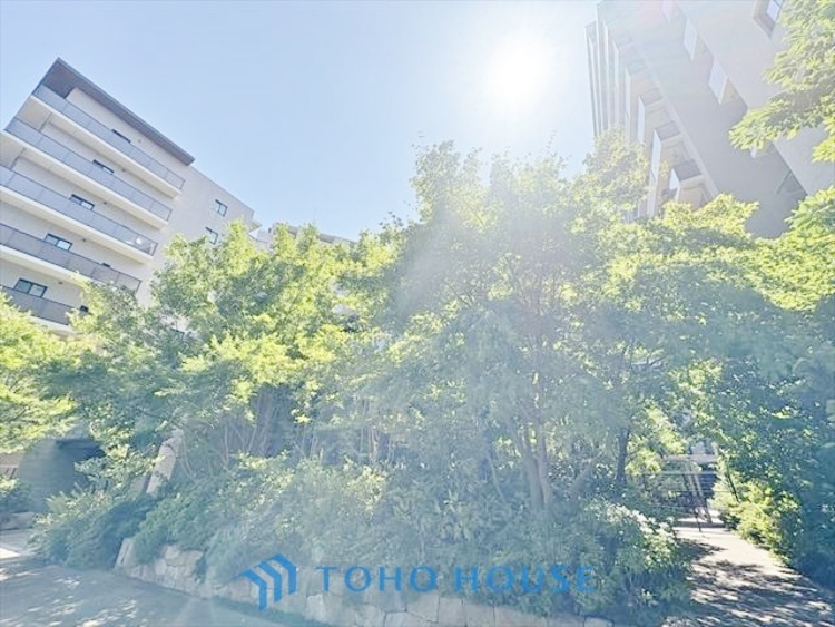 外観 ◆水面に映る◆紅葉を纏った山々を眺め、美しさのあまり感嘆のため息を漏らした事は無いだろうか。いつしか忘れかけていた自然の美しさと力強さを思い出させてくれる、そんな景色がここにもある。