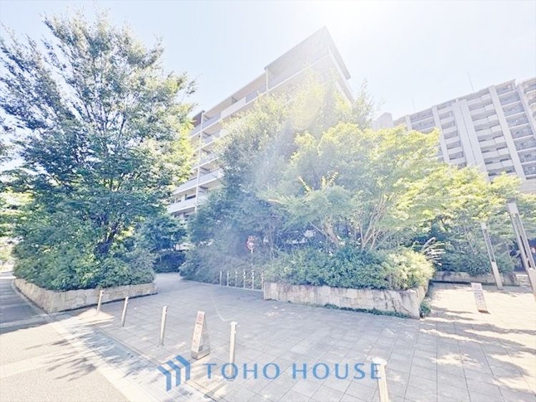 外観 ◆居心地のいい暮らし◆には欠かせない眩い採光。ゆったりとした幅の窓からこの空間に降り注ぐ採光が絶えない。明るいリビングこそ居心地のいい暮らしが待っているのだと思う。