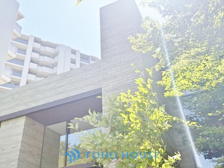 外観 ◆サンサンと◆差し込む太陽の光がこのリビングに笑いをもたらす。ソファの上のクッションがポカポカした暖気にぬくぬくと微睡んでいる。