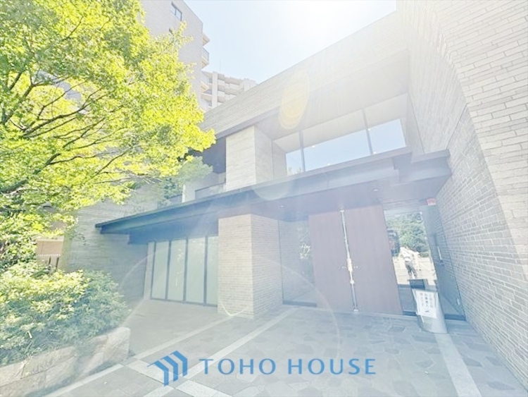 外観 ◆結ばれた◆玄関ドアを開けるとリビングから聞こえる小走りの足音。靴を脱ぎかけ目の前に立つ君の瞳と交差する。君は微笑みその刹那に心奪われる。佇む僕と君の間に赤い糸が結ばれた。