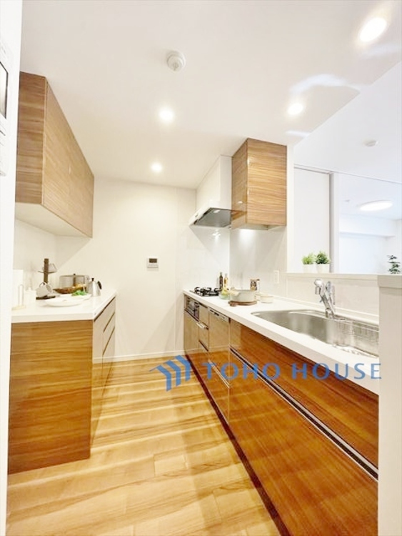 キッチン ◆今宵の食卓◆ダウンライトに反射するグラスを眺めながらワインを注ぐ。トクトクと心地いい音をさせながら、フランスの古城を思わせる薫りがたちこめ、とても幸せな時を過ごせる。