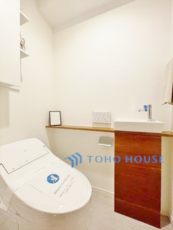 トイレ ◆色彩◆この空間に放たれた光は華美なまでに演出されたデザイン。流れる時をより芳醇なコーヒーの様な色彩奏でるアダージョ。そして情景豊かな作品のような暮らしがイメージできる。