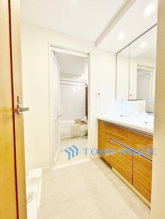 洗面 ◆隠された美しさ◆流麗な音楽が流れているような繊細でいながら整然かつ堅牢なこの空間。この空間は確かに美しい。しかし、そこには美しさ以上のものが隠されている。