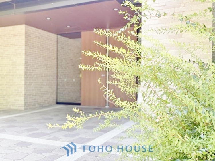 エントランス ◆窓を開けると◆冷涼な風、そよぐリビング。だんらんの場所はここから始まり、ここで終わる。家族の笑顔が集う素敵な場所だから、こだわり抜いた思いが詰まっているのだと思う。