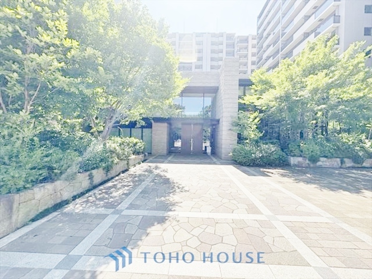 その他 ◆木漏れ日◆の様な採光が優しく足元を照らし、心地いい暮らしの道しるべを写し出す。この空間で過ごす家族との語らいの時間がとても素敵で幸せを感じるかもしれない。