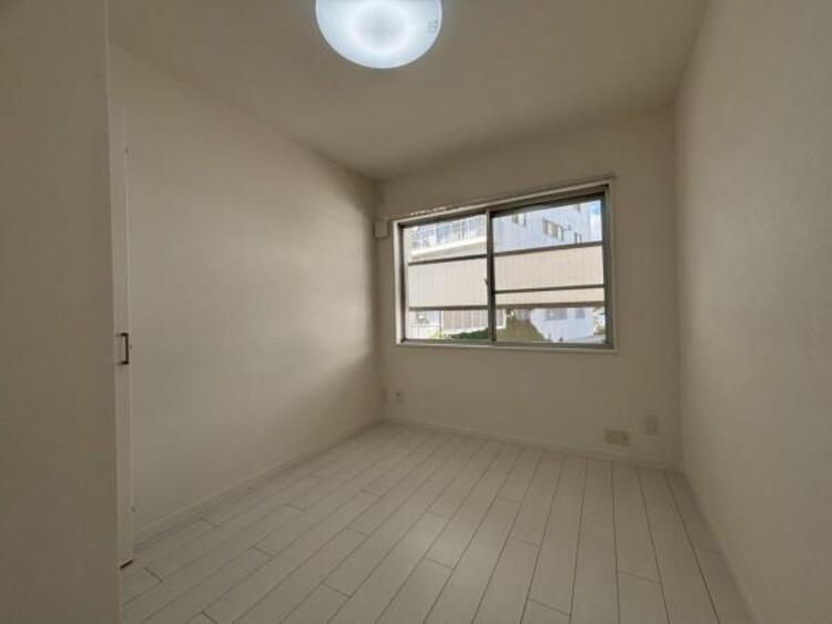 内装 住まう方自身でカスタマイズして頂けるように「シンプル」にデザインされた室内。自由度が高いので家具やレイアウトでお好みの空間を創り上げられます。（2025.7.10撮影）