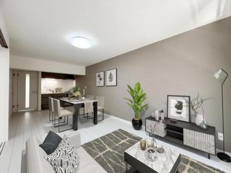 居間 リビング（家具はCGによるイメージです）大きなソファを置いてゆったりとご生活頂けるリビング。家族が集まる場所だからこそゆったりとした空間を実現しています。（2025.7.10撮影）