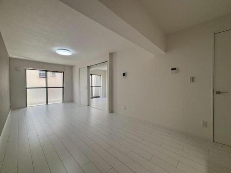 居間 大きなソファを置いてゆったりとご生活頂けるリビング。家族が集まる場所だからこそゆったりとした空間を実現しています。（2025.7.10撮影）