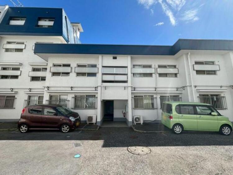 外観 堂々たる趣ながら、主張し過ぎずどこか余裕を感じさせるフォルムで佇む邸宅は、晴天の空と照らし合わせる事で、本来あるべき完成形の姿を見せてくれます。（2025.7.10撮影）