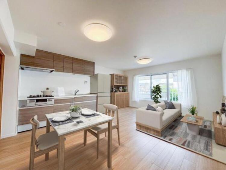 居間 リビング（配置してある家具はCGによるイメージです）明るく穏やかな空気のなかで食べたり、笑ったり。そんな幸せを感じさせてくれる場所です。（2025.7.10撮影）