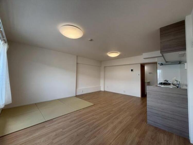 居間 くつろげるリビングは話に夢中になりすぎて、ついつい時間を忘れてしまう。そんな束の間の幸せを感じさせてくれる場所です。（2025.7.10撮影）