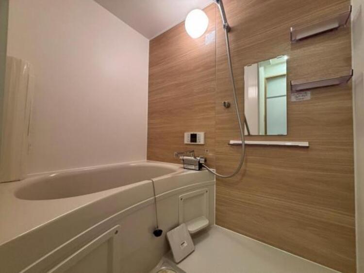 風呂 浴槽は跨ぎやすいよう配慮されており、シャワーヘッドの位置も変えられる、使い勝手の良い浴室です。（2025.7.10撮影）