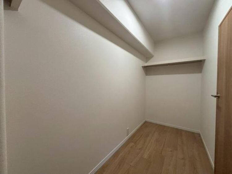 収納 たくさんの洋服をかけることができる収納力と取り出しやすさが魅力のWIC。スーツケース、ストック品など何でも収納できる嬉しい空間です。（2025.7.10撮影）