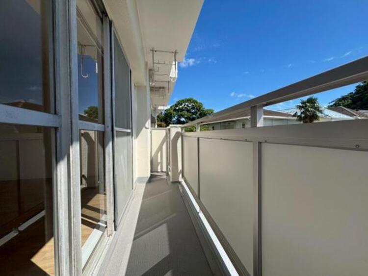 バルコニー 陽の光に照らされるバルコニーを、爽やかな涼風が吹き抜けていきます。（2025.7.10撮影）