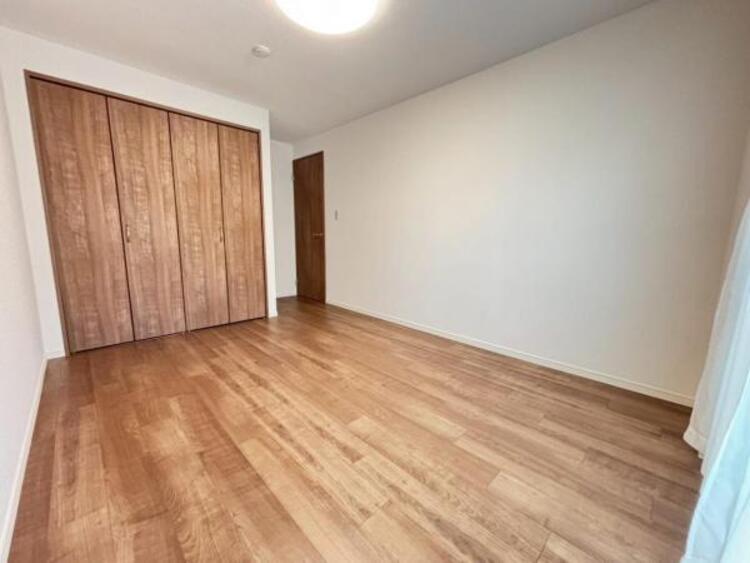 内装 居室内に余計な家具を置く必要がないので、シンプルですっきりとした暮らしが実現しています。（2025.6.26撮影）