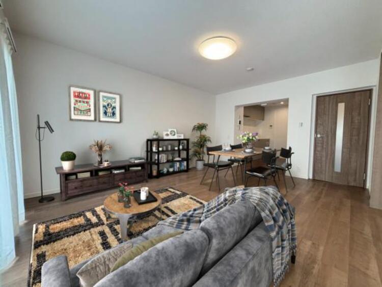 居間 リビング（配置してある家具はCGによるイメージです）くつろげるリビングは話に夢中になりすぎて、ついつい時間を忘れてしまう。そんな束の間の幸せを感じさせてくれる場所です。（2025.6.26撮影）