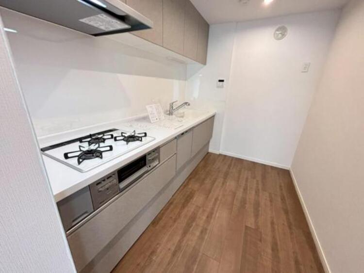 キッチン 広々としたキッチンスペース。食洗機と浄水器が付き、収納力のあるキッチンは料理が捗ります。（2025.6.26撮影）