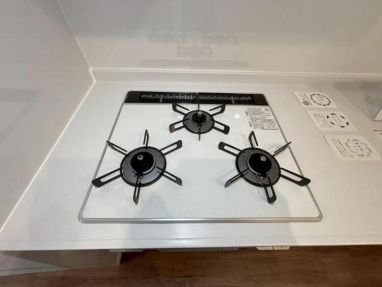 キッチン 料理の幅を拡げてくれる三口コンロの使いやすいシステムキッチンを採用。（2025.6.26撮影）