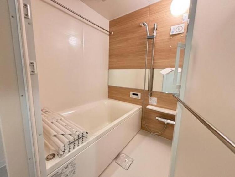 風呂 １日の疲れを癒してくれる広々とした浴室は癒しの空間。雨のお洗濯に威力を発揮する「浴室換気乾燥機」完備。（2025.6.26撮影）