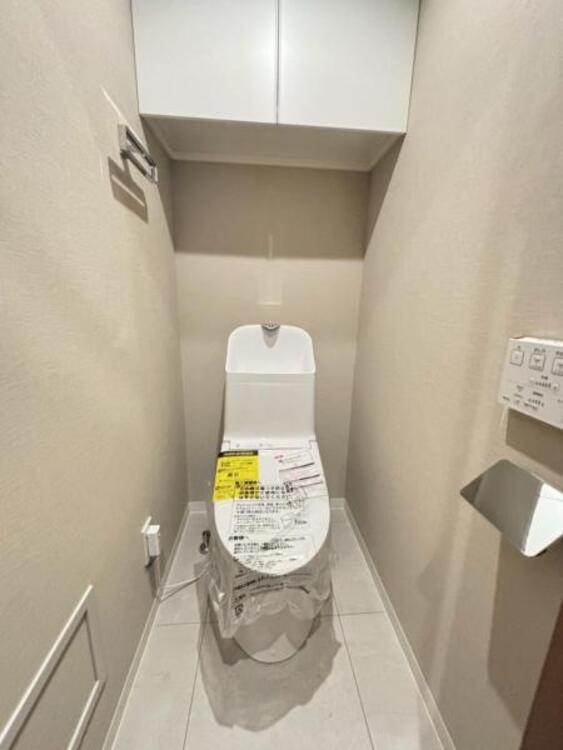 トイレ ウォシュレット付きのトイレ。落ち着いた雰囲気を演出する内装に仕上げました。（2025.6.26撮影）