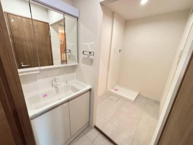 洗面 三面鏡の付いた洗面化粧台は、鏡面裏側にも機能的な収納を配置。普段使いの洗面小物やスキンケア用品などが衛生的に保管できます。（2025.6.26撮影）