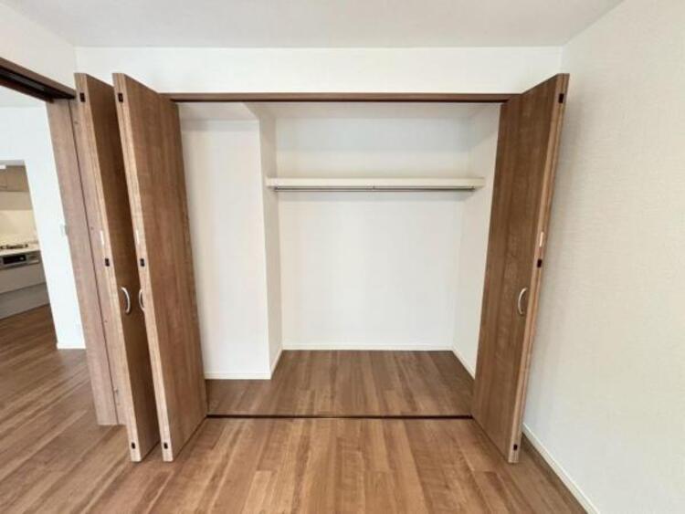 収納 ベッドルームにも空間を上手く利用し、クローゼットを設置。クローゼットを有効活用すれば、生活空間をより上質なものにしてくれるでしょう。（2025.6.26撮影）