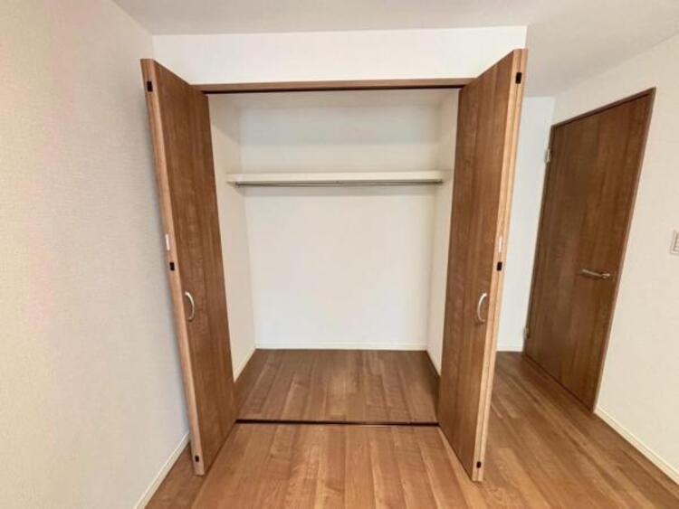 収納 クローゼットには棚やハンガーパイプが付いており、スーツや上着などがスッキリ収納可能です。（2025.6.26撮影）