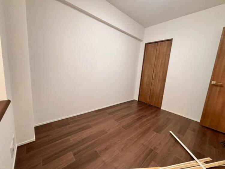 内装 家族個々の安らぎの空間。誰もが好みで飾れるシンプルな室内に仕上げてあります。（2025.7.10撮影）