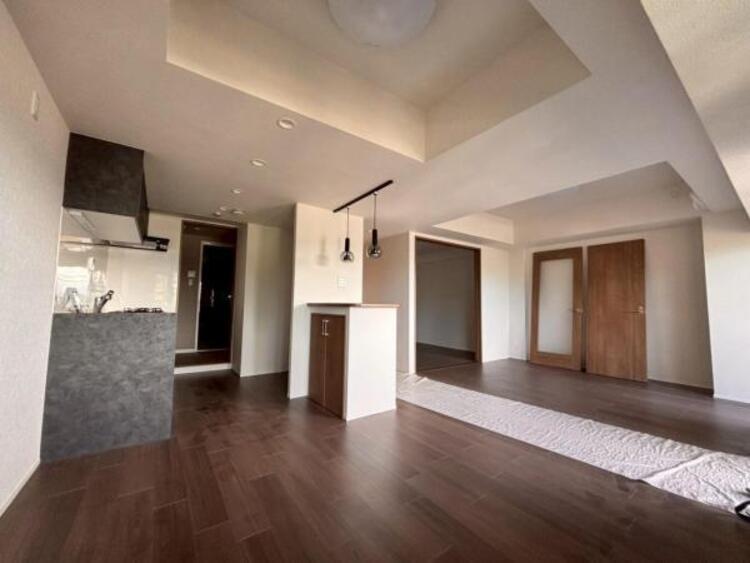 居間 開放感溢れる折上天井。明るさと風が入る窓配置が安らげる空間を演出します。（2025.7.10撮影）