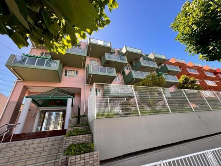 外観 爽やかな青空の下に贅沢なほどに降り注ぐ陽光、豊かな居住性とクオリティが見事に調和した住空間は、住まうことの喜びを感じさせてくれます。（2025.7.10撮影）