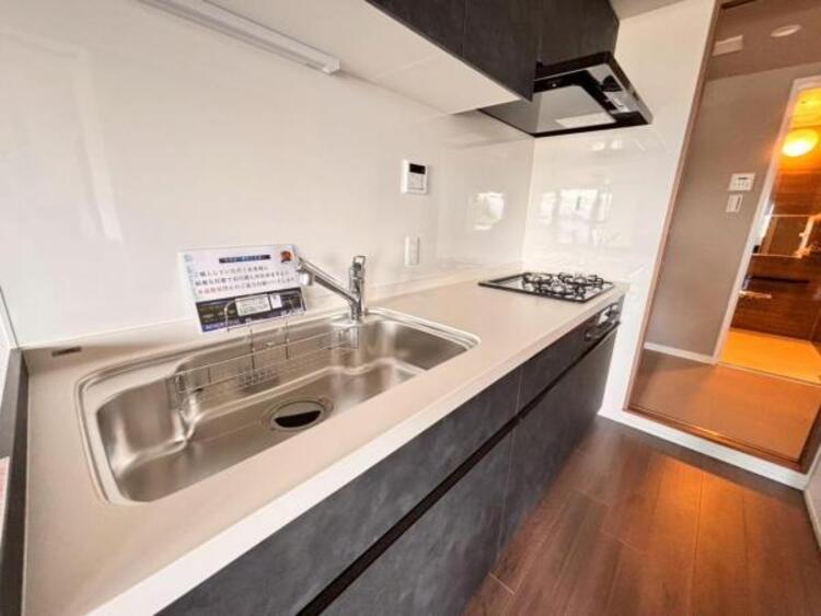 キッチン 清潔感のあるキッチン。引出し収納や棚上収納などにより、収納量がアップしております。（2025.7.10撮影）
