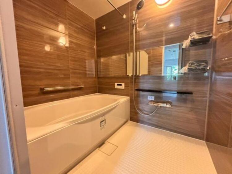 風呂 美しいツヤとなめらかな肌ざわり。水や汚れをはじき汚れにくくお掃除ラクラクの浴槽です。シャワーヘッドの位置が変えられるので使い勝手がとても良いです。（2025.7.10撮影）