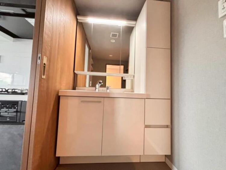 洗面 一日の始まりと終わりを心地よく演出してくれるパウダールーム。ホワイトで統一されたワイドな洗面台は収納力もあり、いつでもすっきりとした洗面室に。（2025.7.10撮影）