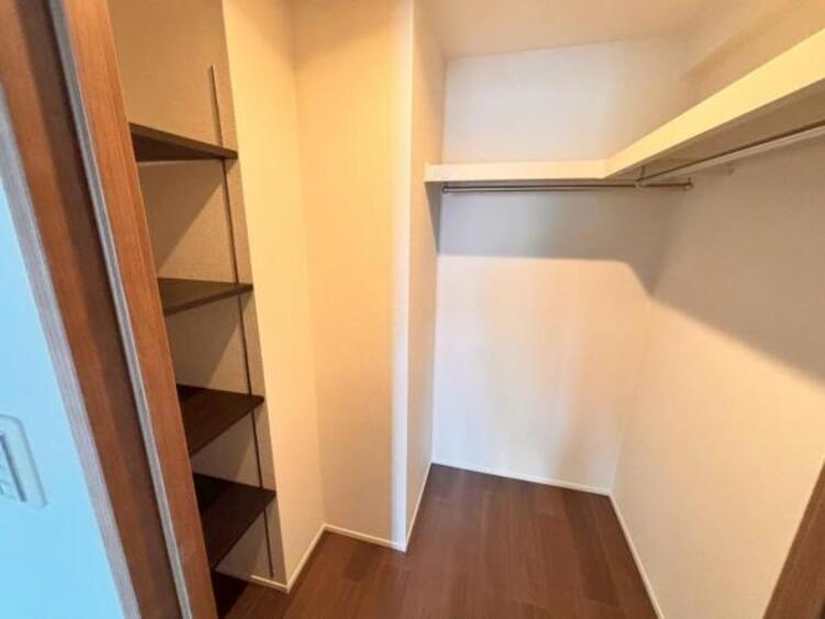 収納 たくさんの洋服をかけることができる収納力と取り出しやすさが魅力のウォークインクローゼット。普段使わない家電やスーツケース、ストック品など何でも片付く嬉しい空間です。（2025.7.10撮影）