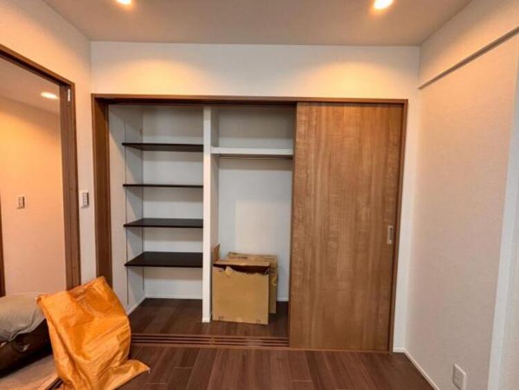 収納 クローゼットには棚やハンガーパイプが付いており、スーツや上着などがスッキリ収納可能です。（2025.7.10撮影）