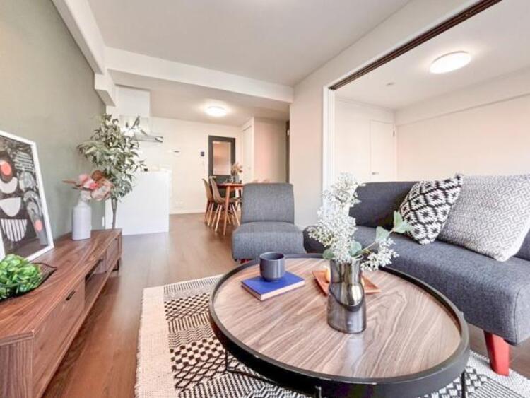 居間 くつろげるリビングは話に夢中になりすぎて、ついつい時間を忘れてしまう。そんな束の間の幸せを感じさせてくれる場所です。（2025.9.16撮影）