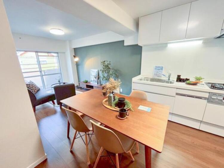 居間 ゆとりあるキッチンスペースを備えるリビングは家族が1番くつろげる癒しの空間。（2025.9.16撮影）