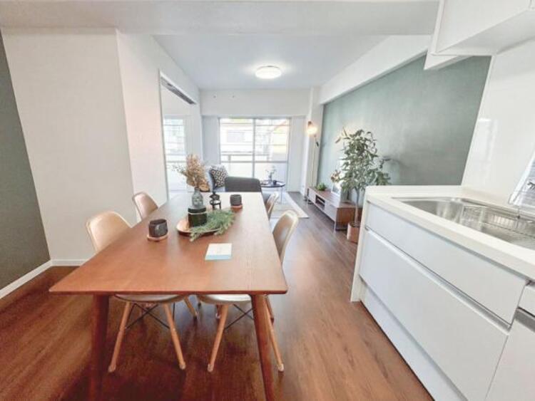 居間 明るく穏やかな空気のなかで食べたり、笑ったり。そんな幸せを感じさせてくれる場所です。（2025.9.16撮影）